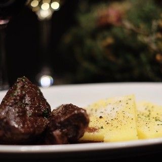 “Bコース”　前菜からメインまで豊富なメニューの贅沢コース。