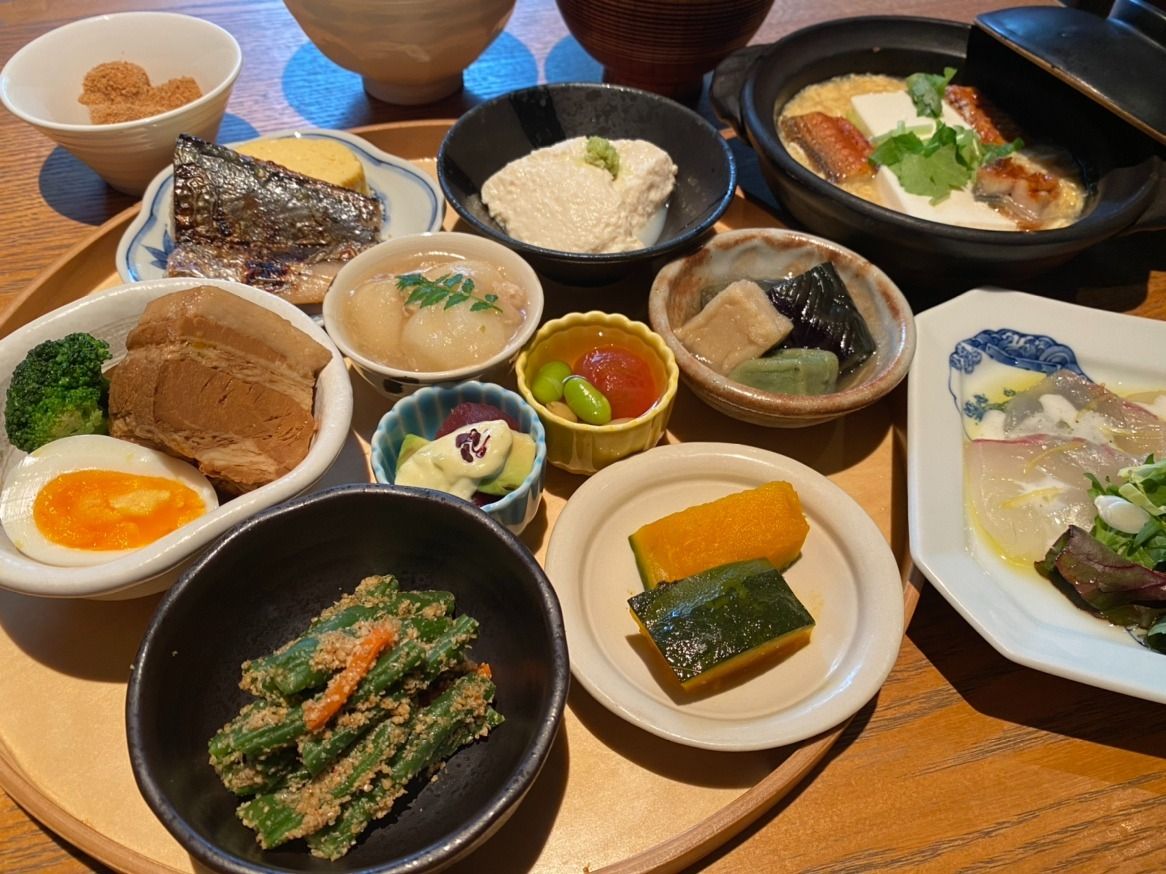 【ランチ限定】和食を楽しめる！人気のおばんざい10種盛りと季節の炊き込みご飯コース【土日祝のみ】
