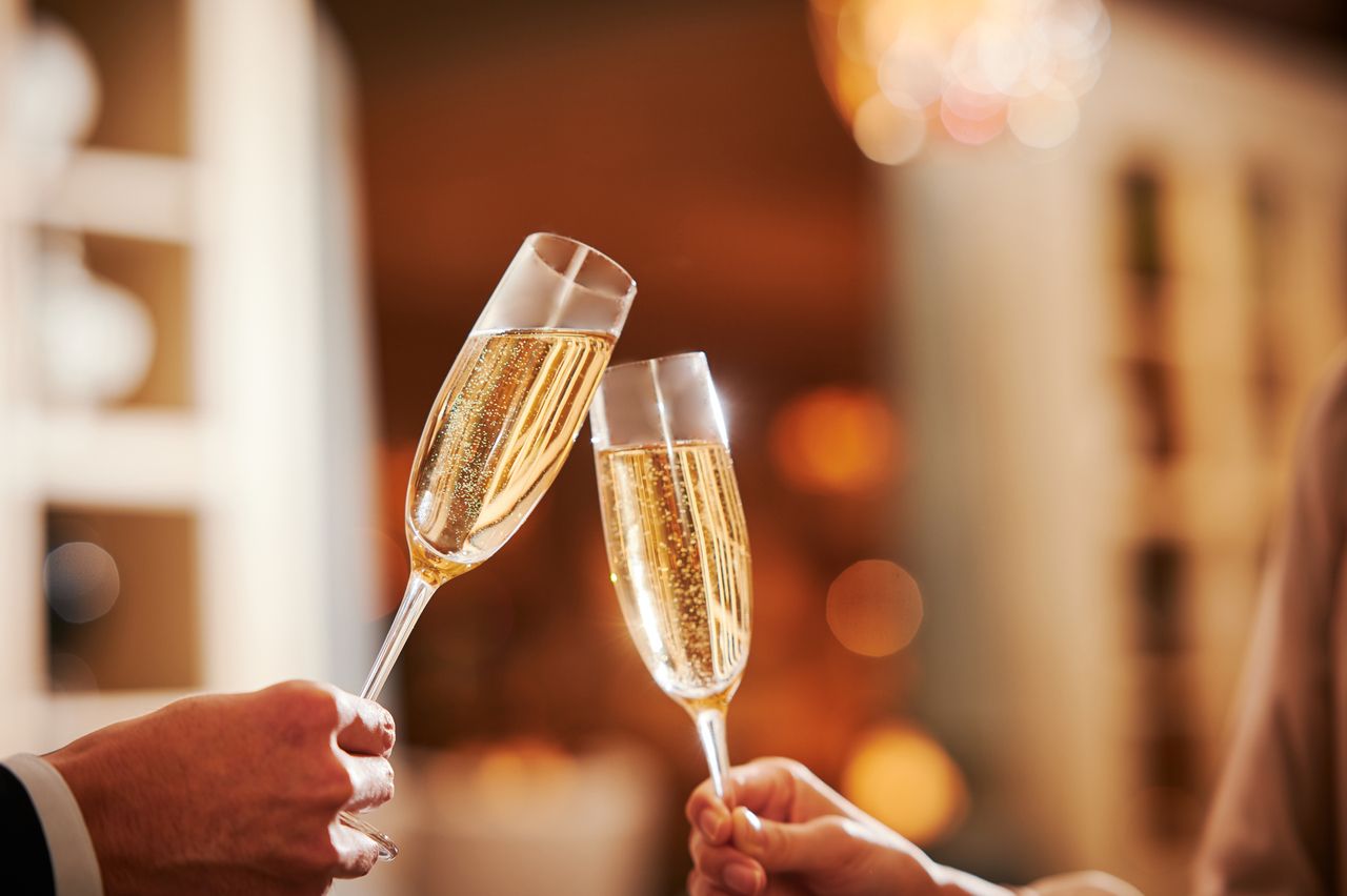 【結婚記念日ランチプラン】赤バラ11本花束と共に乾杯シャンパン×至高フレンチ 