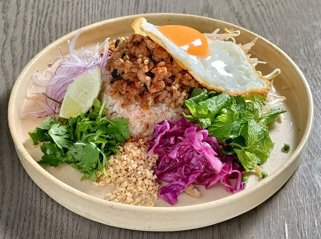 平日／TORA（トラ）コース - トラピリカのスタンダードプラン。蒸し鶏と海老の生春巻き、ヤムヌア、山形豚のグリグ