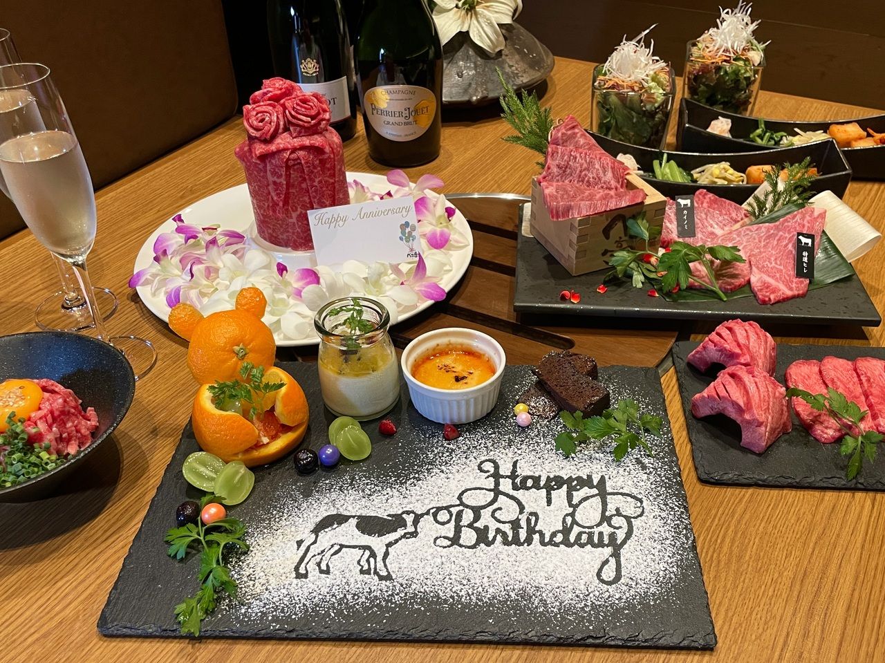 【豪華アニバーサリー】和牛の特製肉ケーキ×厳選希少部位×三種のユッケ丼など全11品＋メッセージプレート