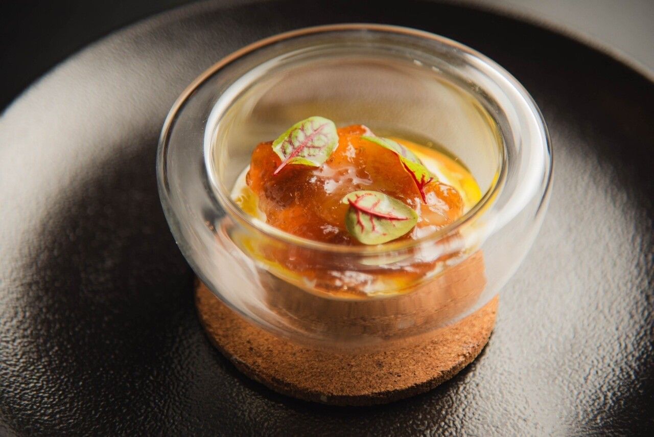 【时令阿赞套餐】包含 7 道菜的特别套餐，包括开胃菜、手工意面和当日肉类菜肴，均采用大量时令食材烹制而成。