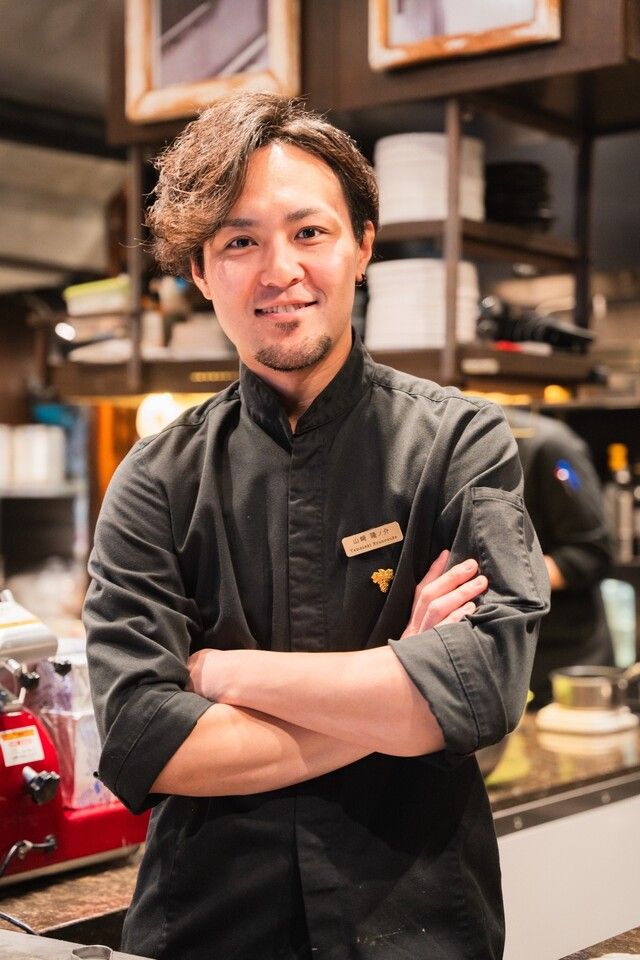 【山崎主厨的厨师发办套餐】包含 10 道菜的完整套餐，让您感受日本的四季，并享用当天最美味的食材。