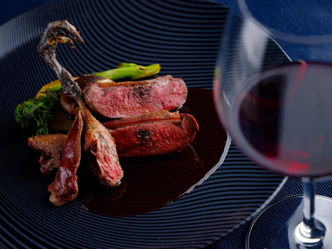 菜单 Bambou 共 8 种菜品，包括自选主菜 + 餐后茶和甜点