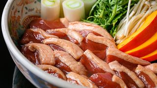[Duck course - Magamo] A traditional special course where each person is provided with a falconer's pot and grills their own duck. Also great for entertaining guests.