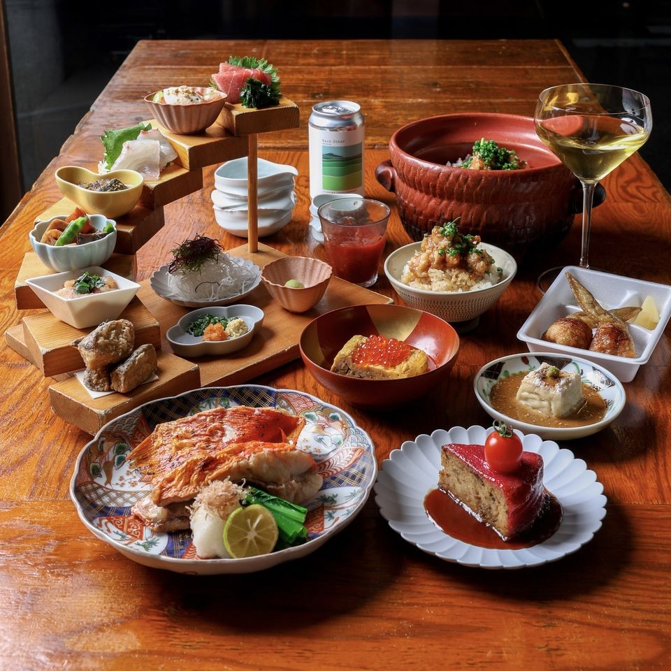 【名物！階段盛り合せ×金目鯛の原始焼きコース【飲み放題込み】