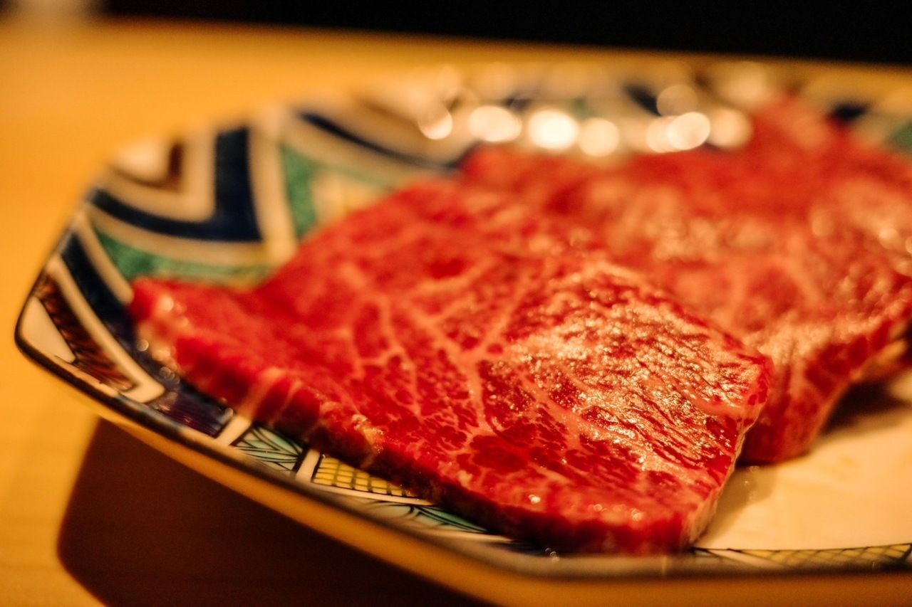 [Piatto Yakiniku corposo] Un classico piatto di Yakiniku a base di "leggendaria carne di manzo Tajima purosangue", la famiglia imperiale del mondo della carne di manzo Wagyu e altre carni di manzo Wagyu di prima qualità accuratamente selezionate.