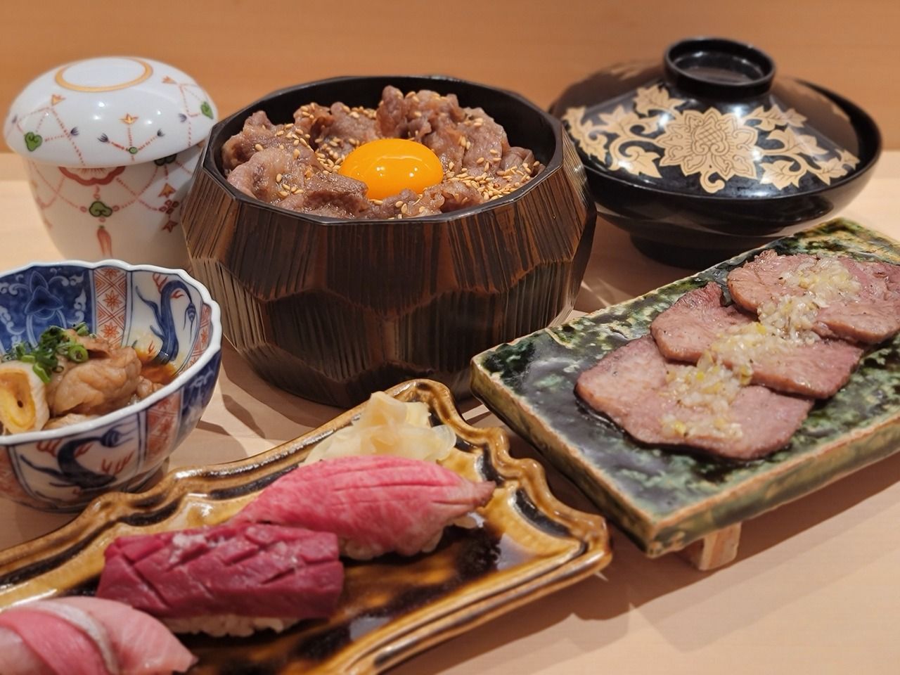 오마카세 쇠고기 스시 3 관과 A5 센다이 소의 스키야키 무게 + 파 소금 쇠고기 구이