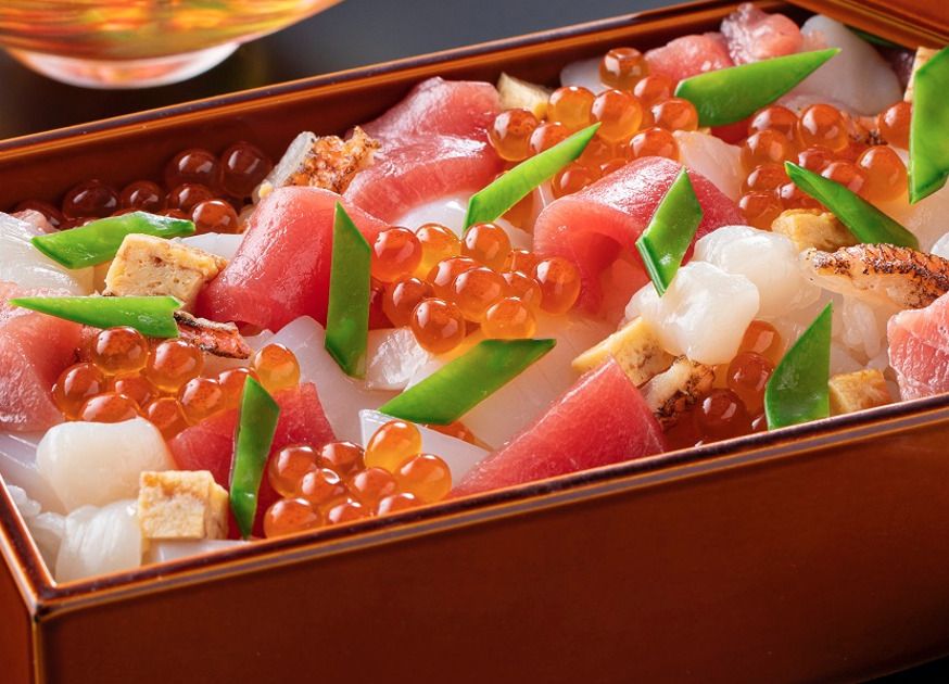 【ランチ限定】「かなや特選　海鮮ばらちらし重」小鉢、お新香、お味噌汁