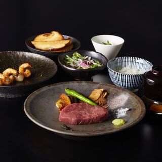 黒毛和牛赤身ステーキと海鮮鉄板焼（ホタテ貝柱と海老）5,500円