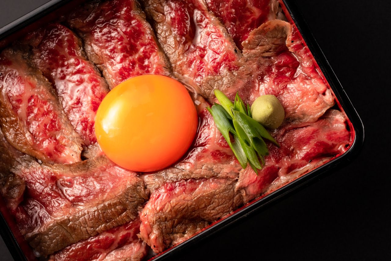 ข้าวหน้าสเต็กเนื้อนุ่มละลายในปาก