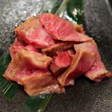 【 灯-akari- 】極上焼き「シャトーブリアンアップグレード」名物のすきしゃぶ、厚切り牛タン、食後の紅茶含むコース 無料記念日プレート変更可