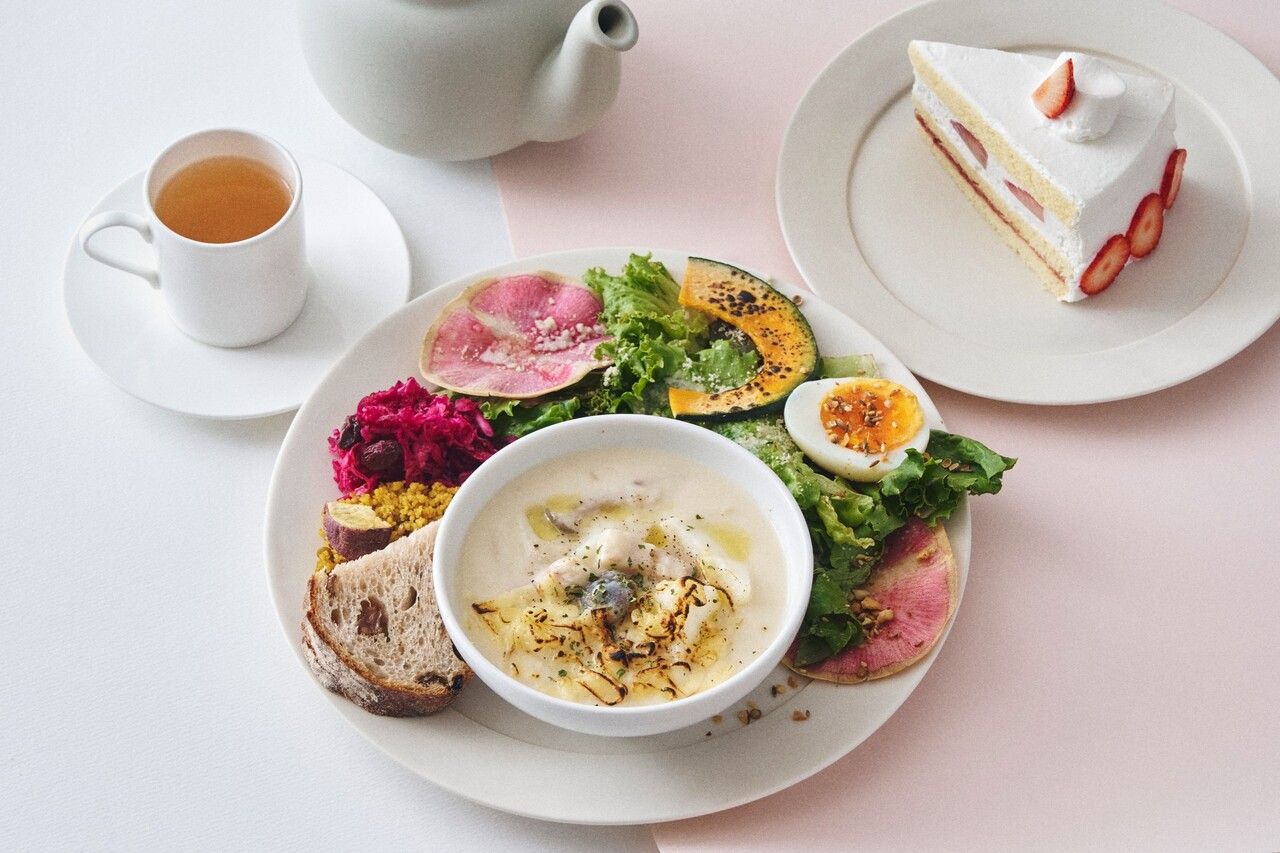 含甜点与饮品的特别午餐 — 潘切塔与蘑菇奶酪奶油浓汤及有机洋葱调味沙拉