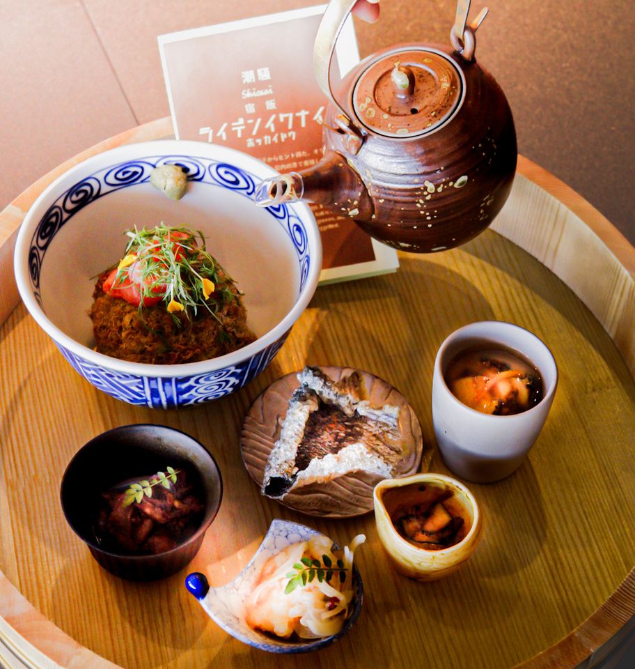 焼きおにぎり茶漬け~岩内サーモンと北海道産生うに添え