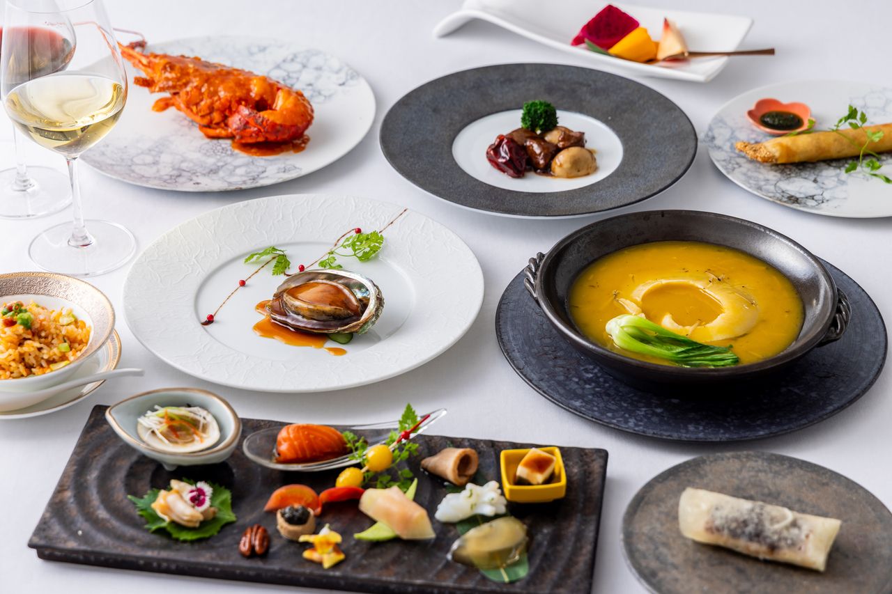 ＜极秋套餐＞银座七芳最高级全9道菜，包括黑毛和牛香味炒、国产吉切鲨整只炖翅（鱼翅）、伊势龙虾及秋季时令料理等。