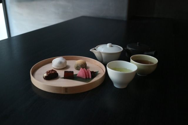 Two types of tea and three types of Japanese sweets