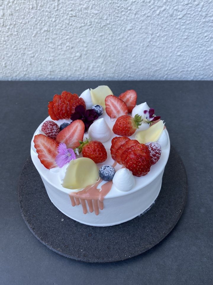 季節のデコレーションケーキ　18cm