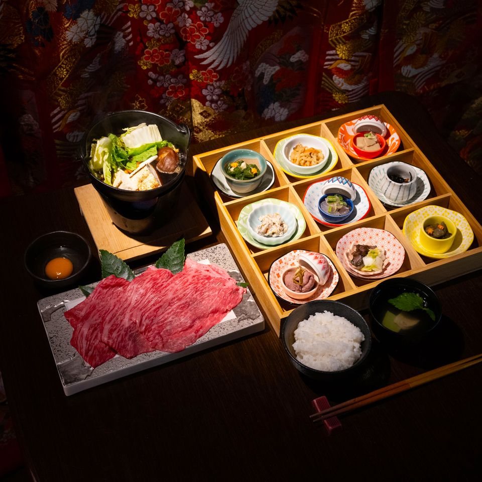 마사규 차회~국산 흑모 일본소의 스키야키와 9종의 오반자이 고젠~