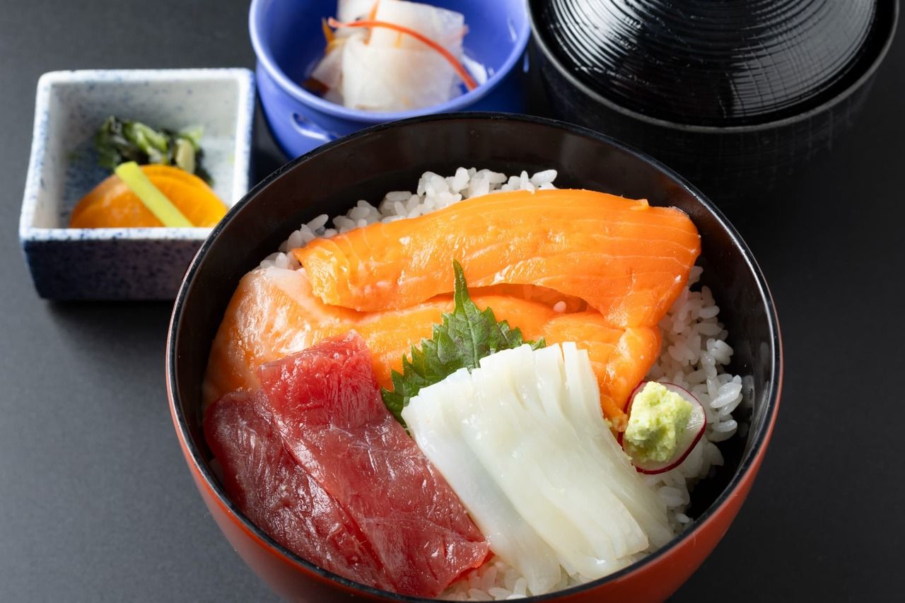 Three-color seafood bowl (tuna, salmon, squid)