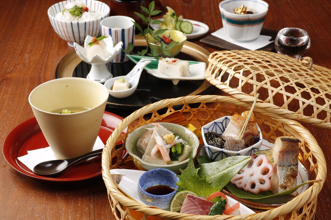 A total of 5 dishes including a "basket platter" packed with seasonal ingredients from Hokushinetsu