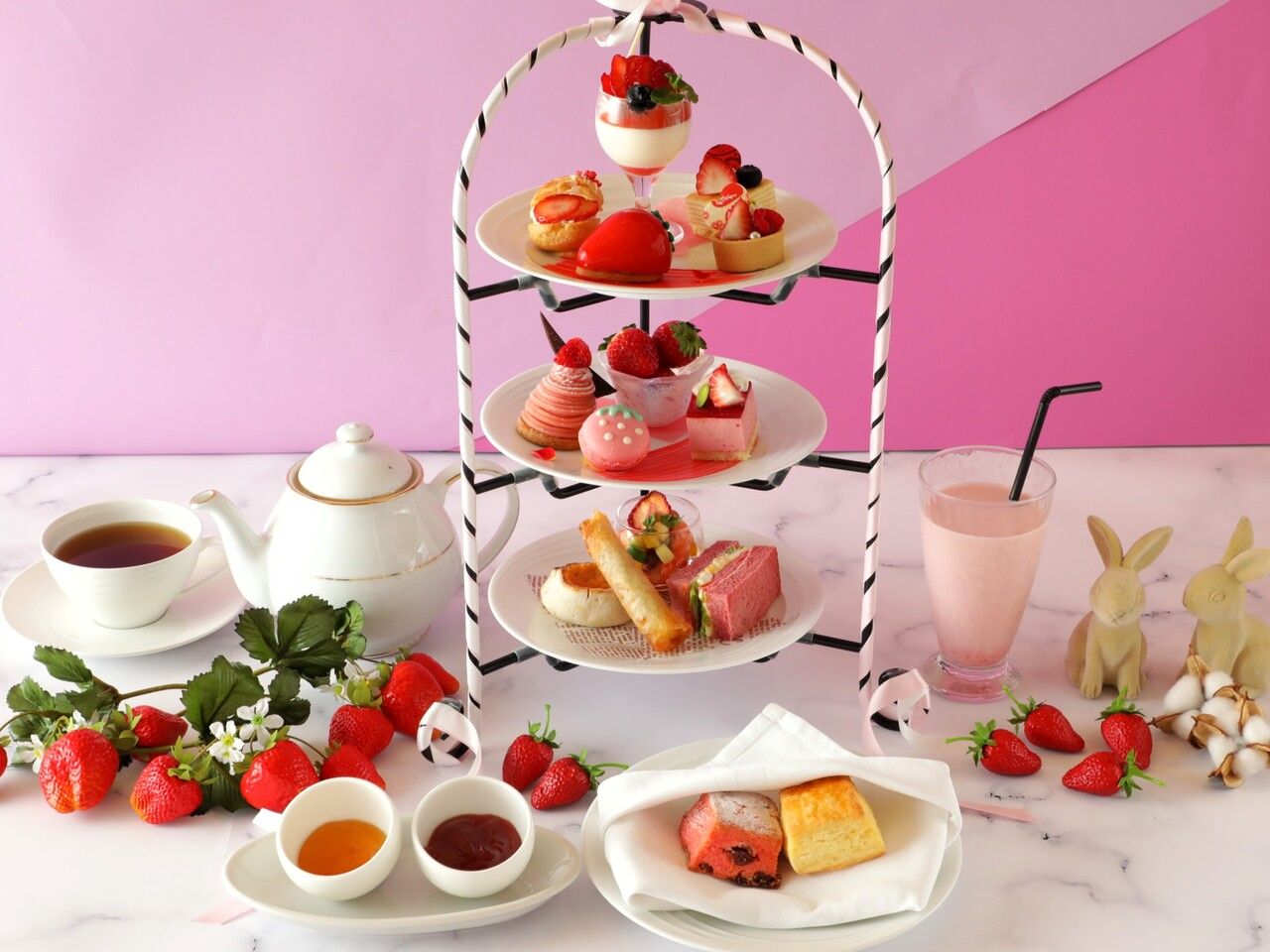 苺のアフタヌーンティーセット【1/1～3/15】　（14：00～）