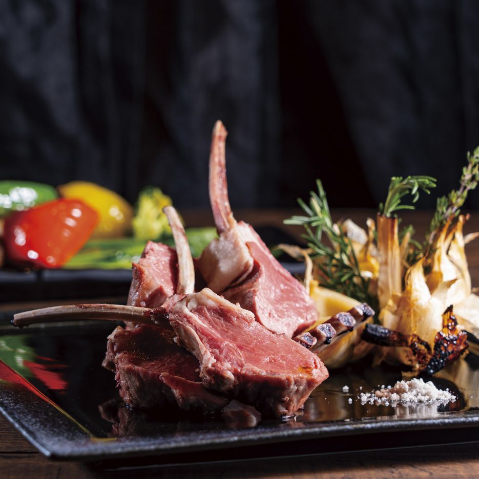 【New Year Exclusive 個室選択可】2026年 午年にちなんで『サクラ肉たたき』AUS産ラムチョップの炭火焼、大皿シェア＋スパークリング含む3h飲み放題付き