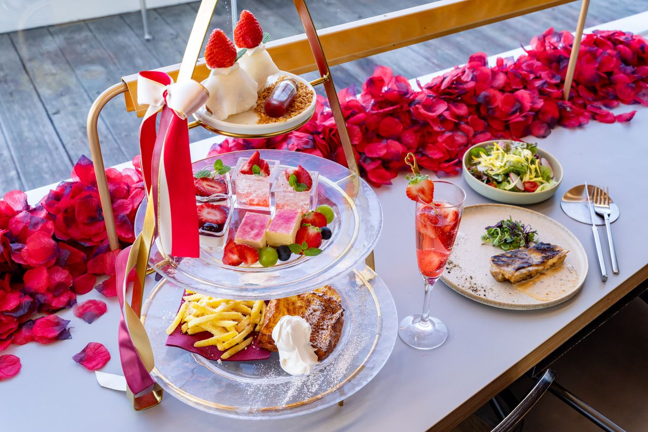 [Lunch & 90 minutes of free flow included] Luxurious Amaou Afternoon Dessert Lunch Set