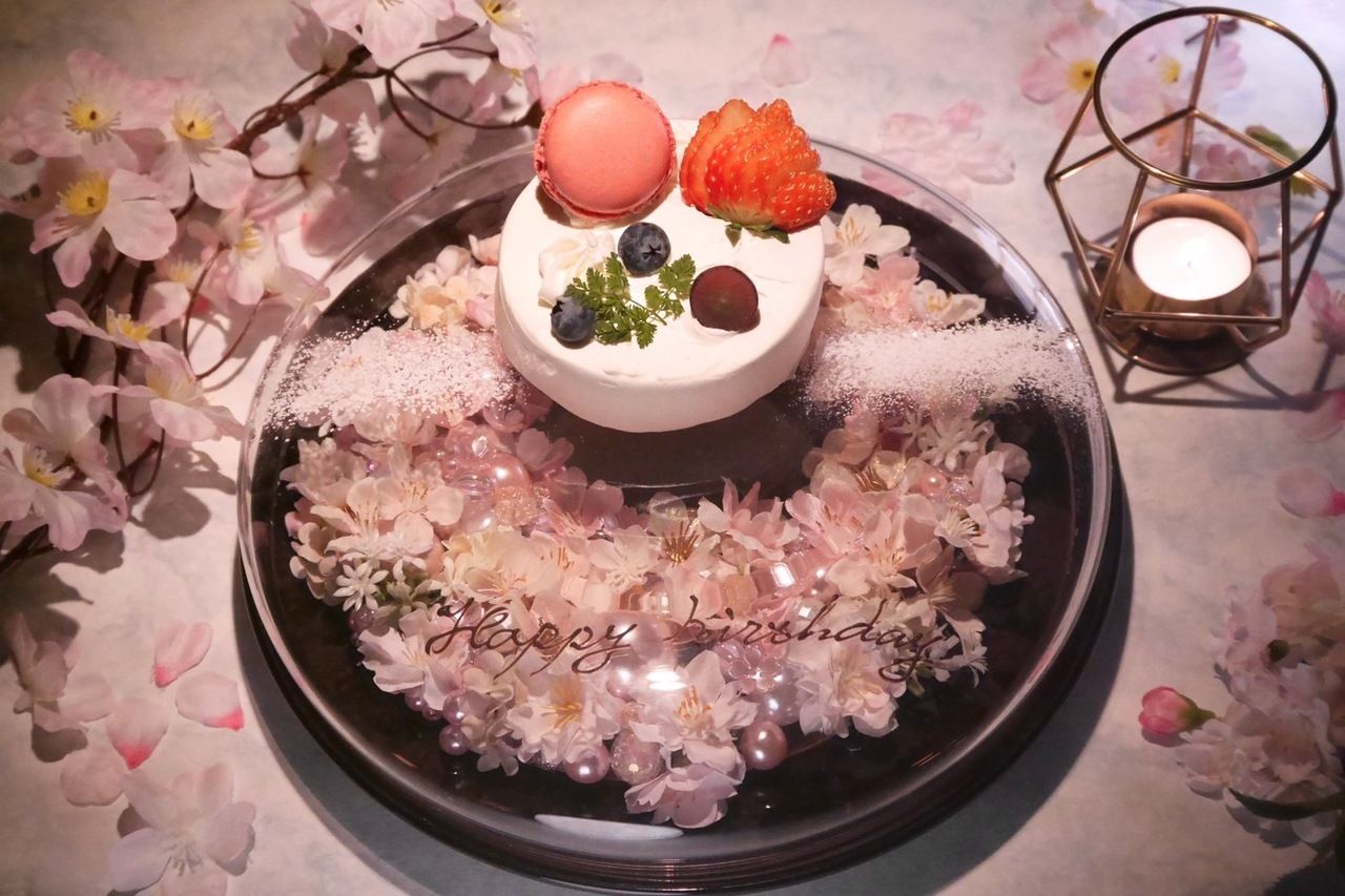 【三月特惠套餐】包含一杯原创蓝色鸡尾酒和一份“仅限31天”的特别生日蛋糕，献给您的挚爱——梦夜樱套餐