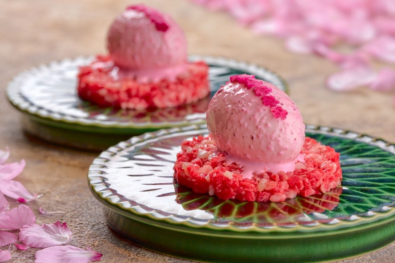 This spring course commemorating the opening of Shinjuku Ushimitsu features Wagyu beef, crab and salmon roe yukke hotdog, spring oyster mayonnaise yukke, tenderloin brioche sandwich, and fluffy, tender stone-grilled beef omelette rice.