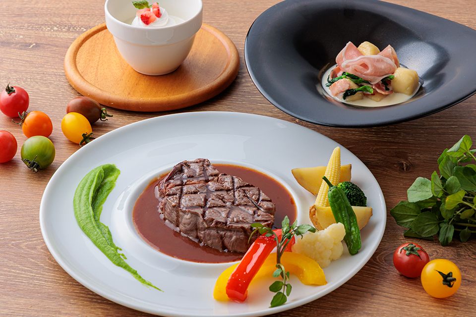 ハーフブッフェランチ 牛フィレ肉のステーキ 赤ワインソース　【WEB予約特典有】