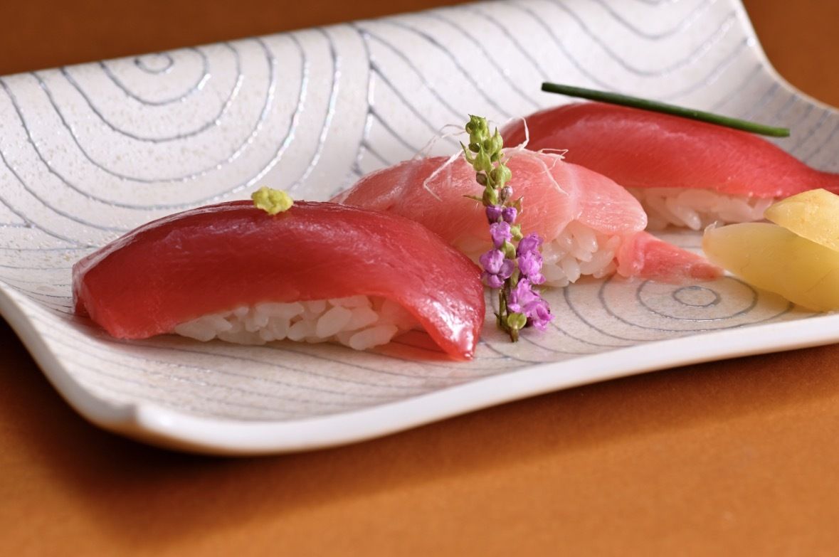 握り寿司ー和ーマグロ3種(赤身、中トロ、大トロ)食べ比べを含む寿司14種