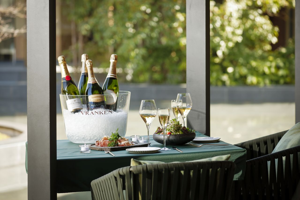 Champagne Lumière served in a water basin / Includes your choice of dishes