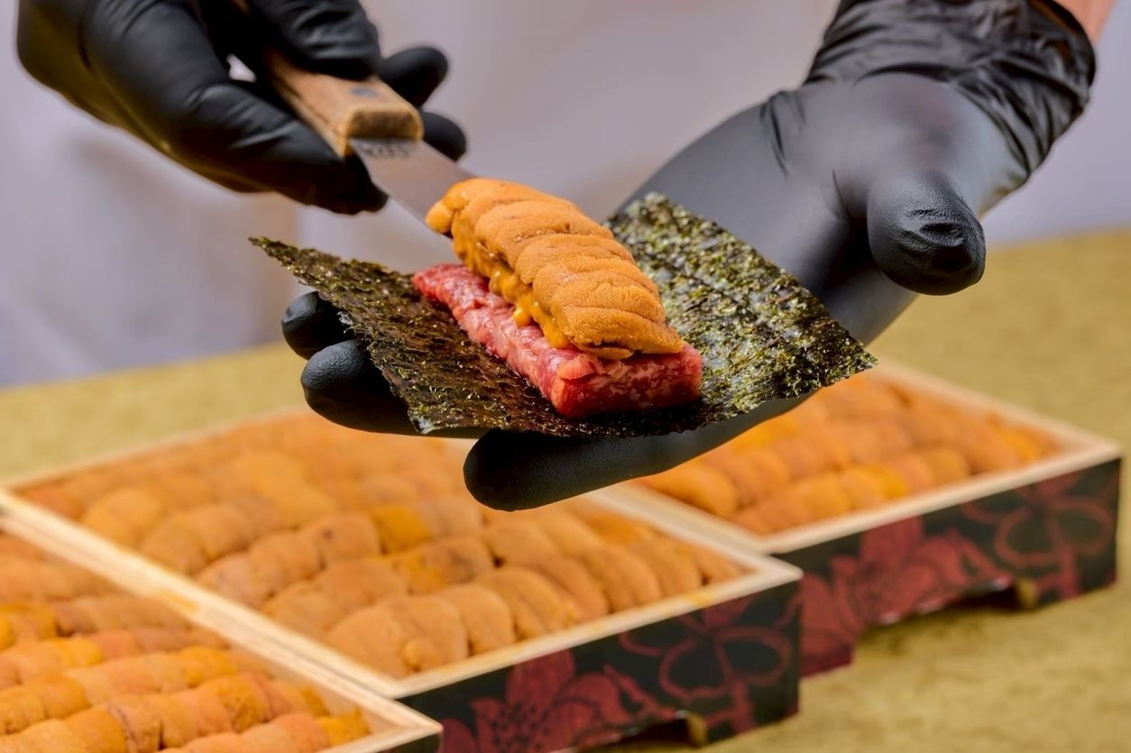 Private room guaranteed! Summer [Shinjuku Ushimitsu Opening Celebration Course] featuring "Selected Fillet Steak Spicy Brioche Cutlet Sandwich" and "Wagyu Beef and Sea Urchin Yukhoe Dog"! In addition, we offer carefully selected grilled meats with our special condiments.