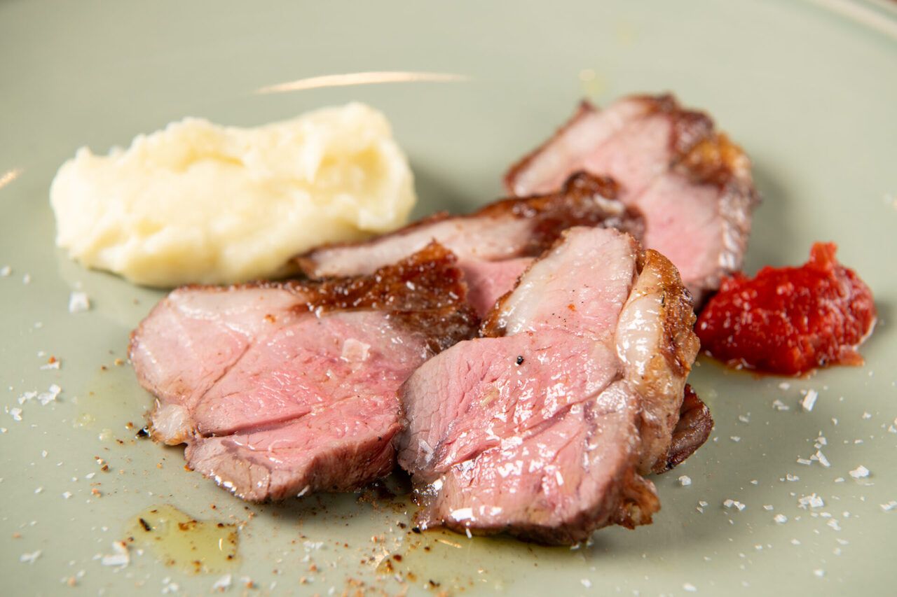 Menú del día con plato principal a la parrilla.