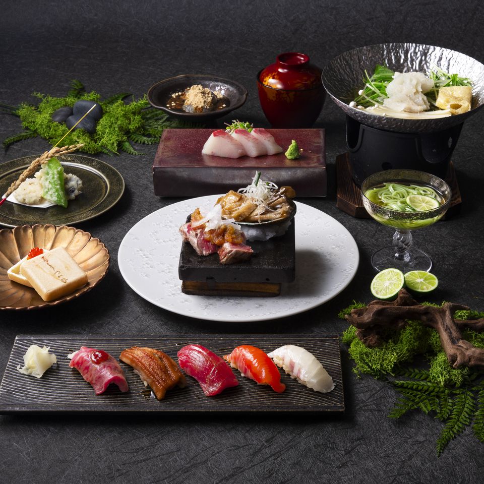 [Seasonal Ingredients Delight – Edomae Sushi Ultimate Course] “Edomae Sushi, Matsutake Mushrooms, and Momiji-tai in a Golden Dashi Hot Pot” & “Black Beef with Autumn Delicacies Grilled on Magnolia Leaves” 5,800 yen (excluding tax)
