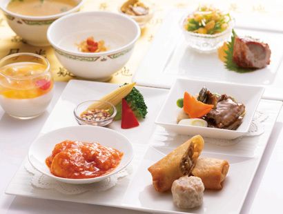 一份套餐，包含两道主菜（任选两道）、开胃菜和甜点。
