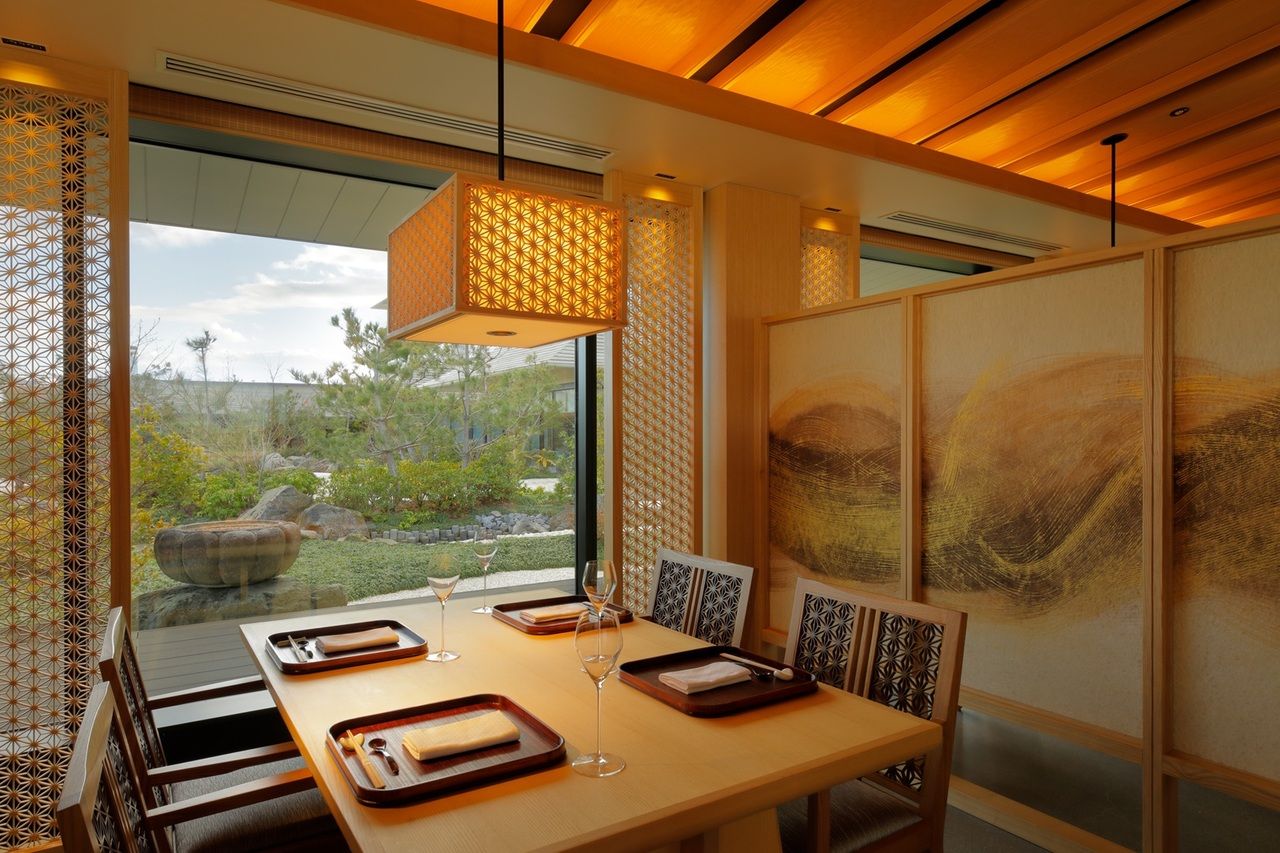 [Father's Day Plan] Relaxing table seating for a conversation with your father ~Includes luxury car transfer~