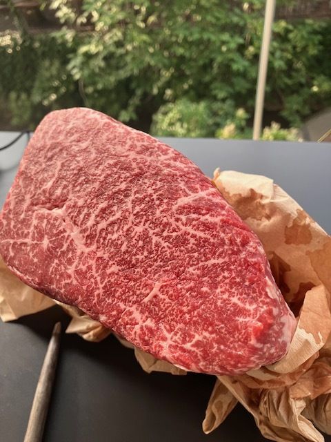 [Ideal for entertainment and celebratory occasions] Indulge in our popular premium sirloin steak course made from carefully selected female Mikaku beef. ◆ Savor the flavorful lean meat of female Mikaku beef, which becomes even more delicious with each bite. *Portion size can be adjusted.