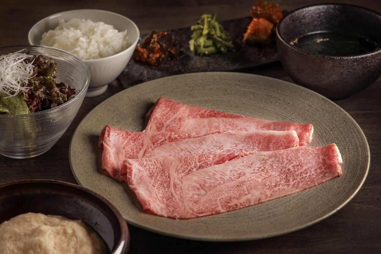 【烧肉Ushigoro京都店限定午餐】黑毛和牛大块西冷牛排寿喜烧套餐