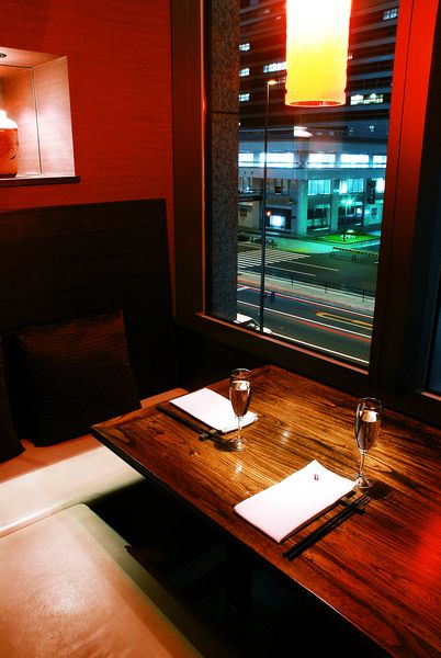 窓際Ｌ字　半個室席2～２名様　