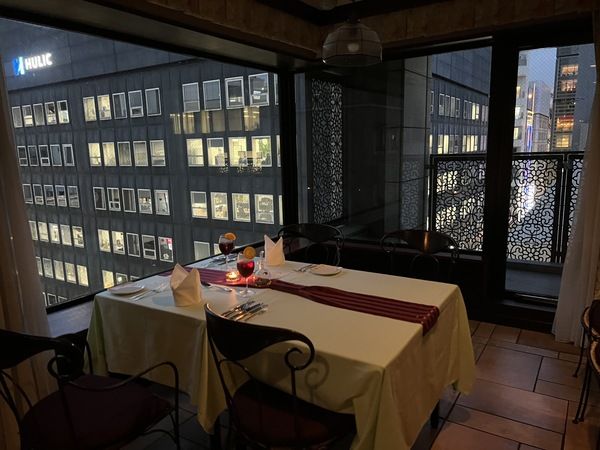 ８階窓側テーブル席