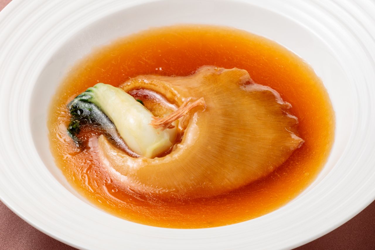 吉切鮫フカヒレの姿煮込み　金華ハム香る極上スープ