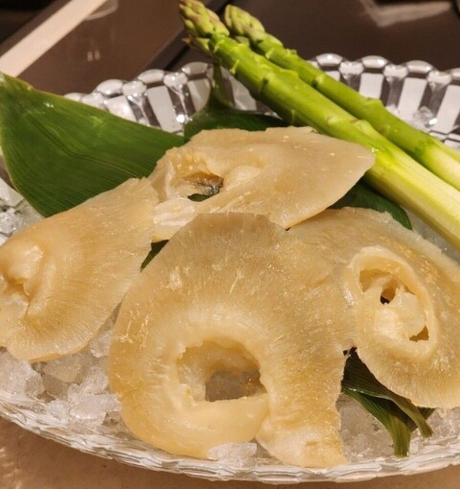Kobe beef cow from Kawagishi Ranch and "GINZA sima specialty grilled whole shark fin" 39,000 yen course
