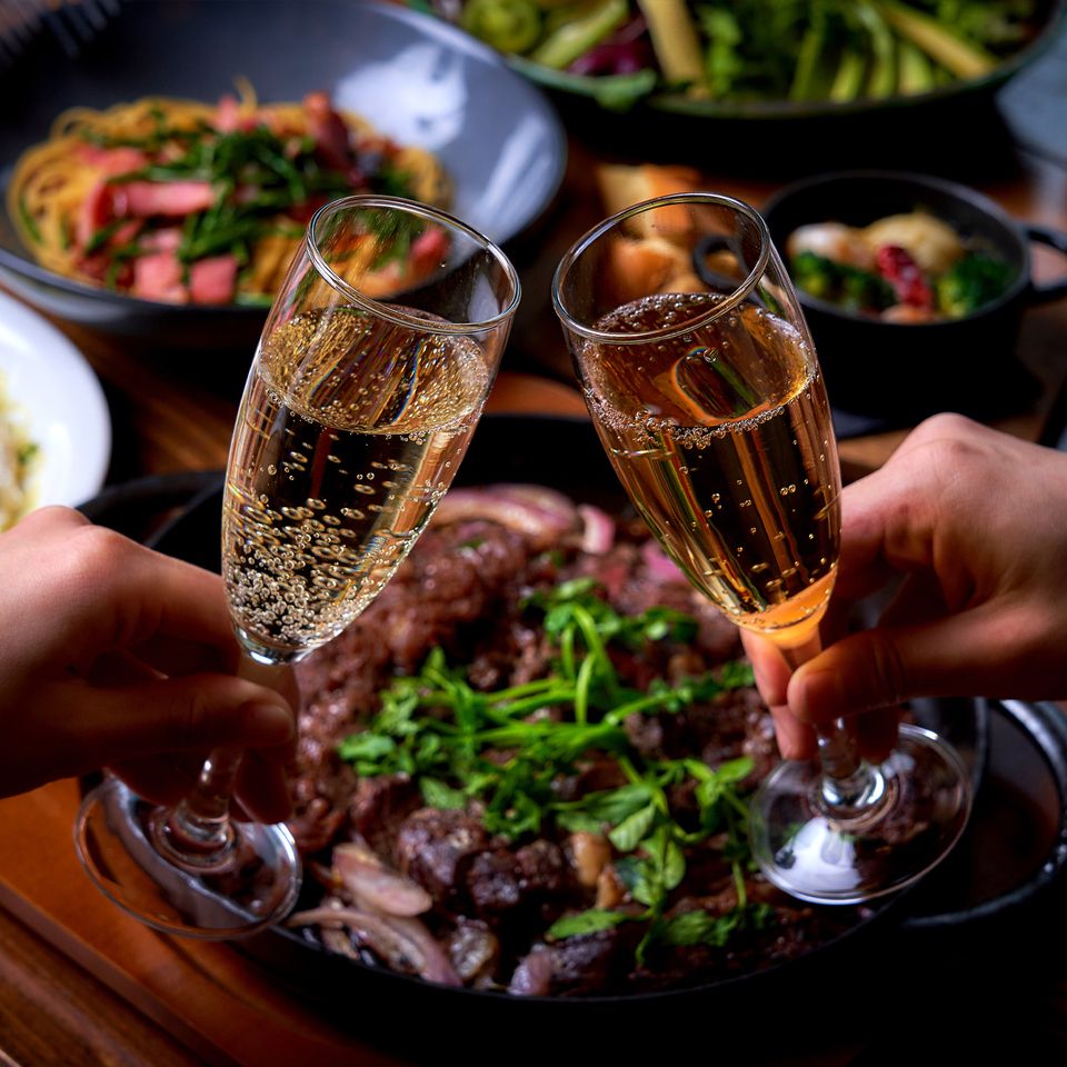 【アニバーサリープラン】当店大人気の生キャラメルホールシフォンケーキと乾杯スパークリングワイン　ディナー人気メニュー厳選のフード5品×カフェ