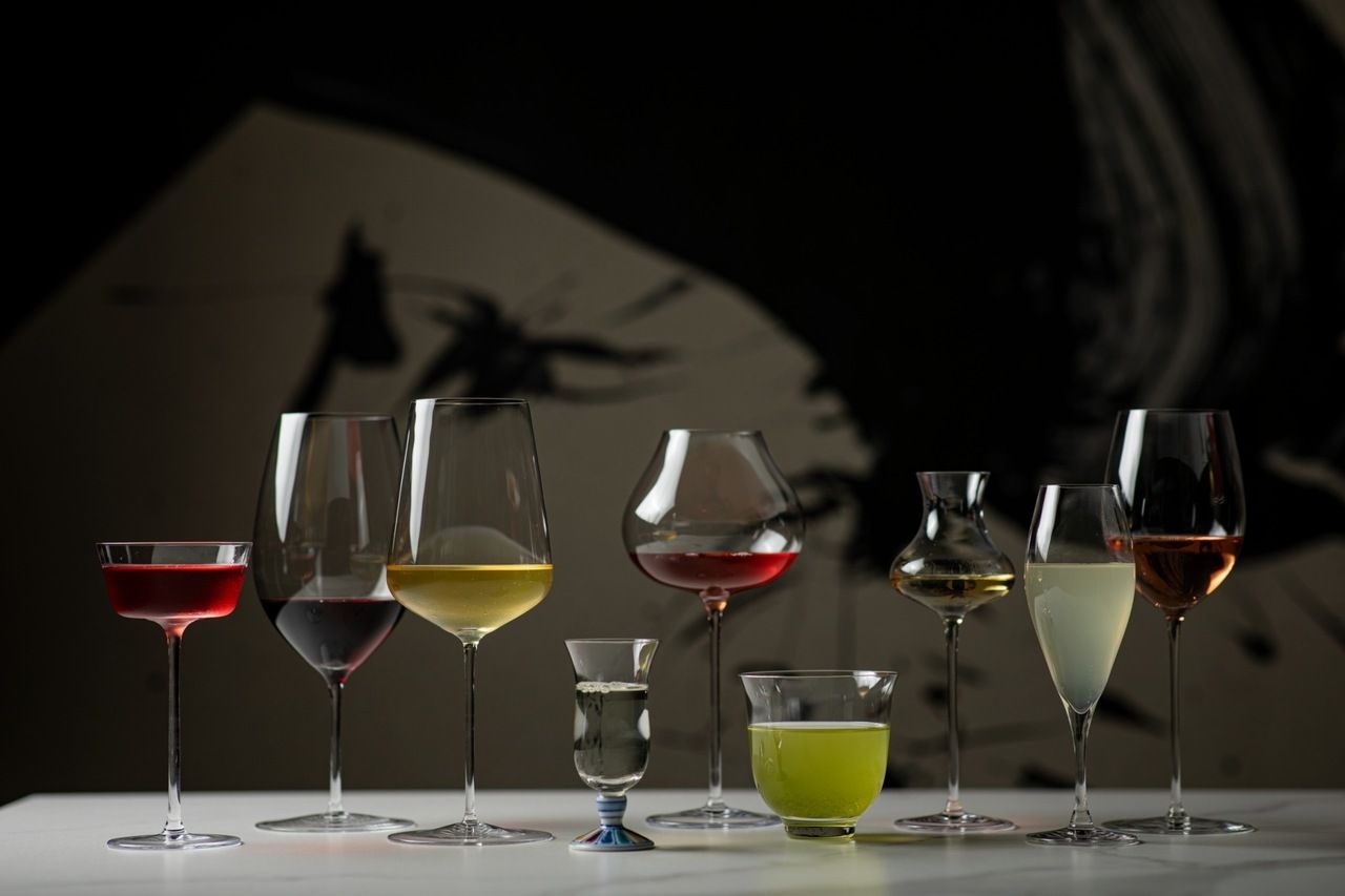 菜单“VOYAGE”共 10 道菜，包括 Praium 套餐 + 7 种葡萄酒搭配