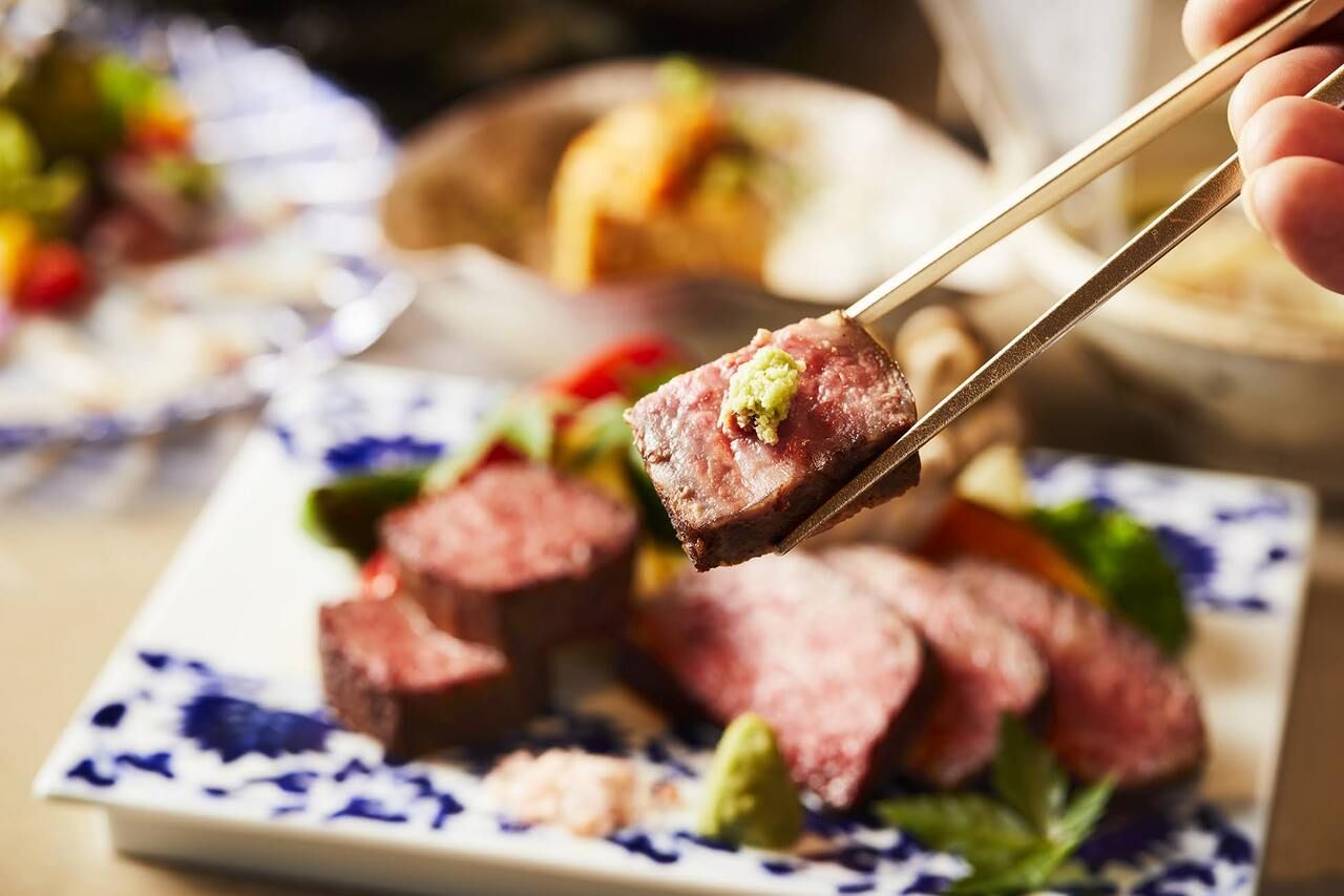 鉄板焼「睡蓮」　料理長おすすめ活け鮑の鉄板蒸し焼き、2種のステーキ食べ比べ等、全8品