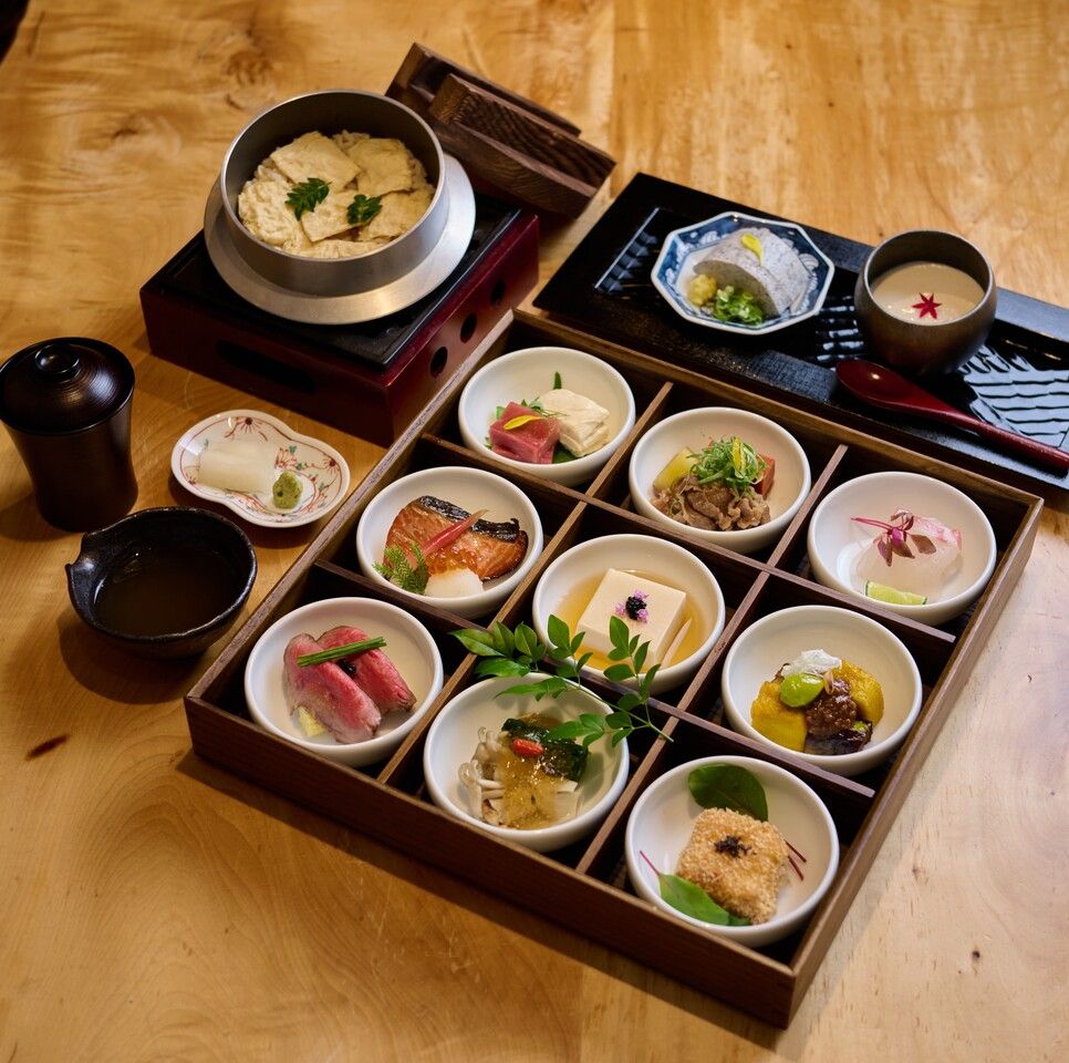人気№1！箱庭ランチ『9種の箱庭膳 ～季節の旬菜旬魚～ ＆自家製寄せ豆富と湯葉釜めし』 土日祝3,300円(税抜)
