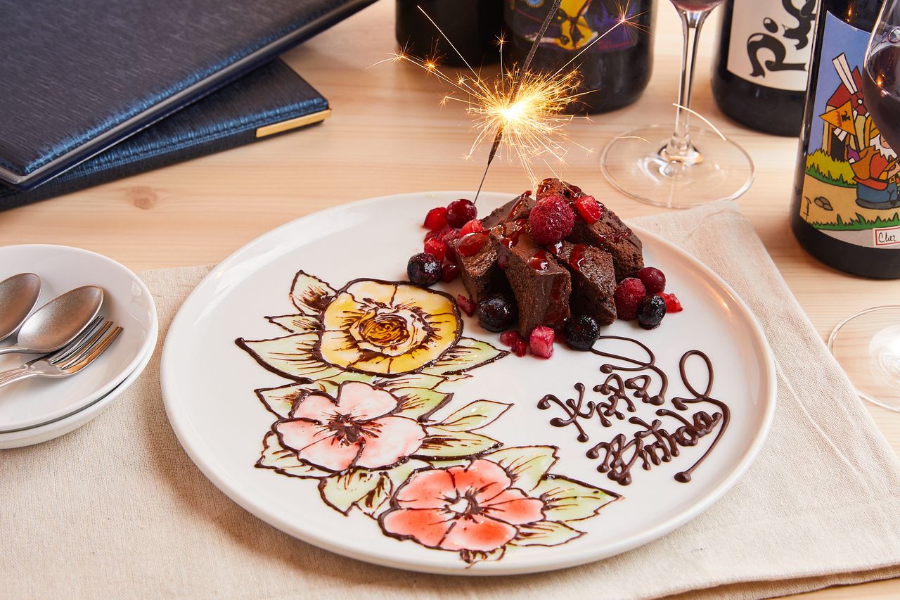 「アニバーサリーコース」乾杯ドリンク＋厳選和牛＋デザートプレートが付き　7700円