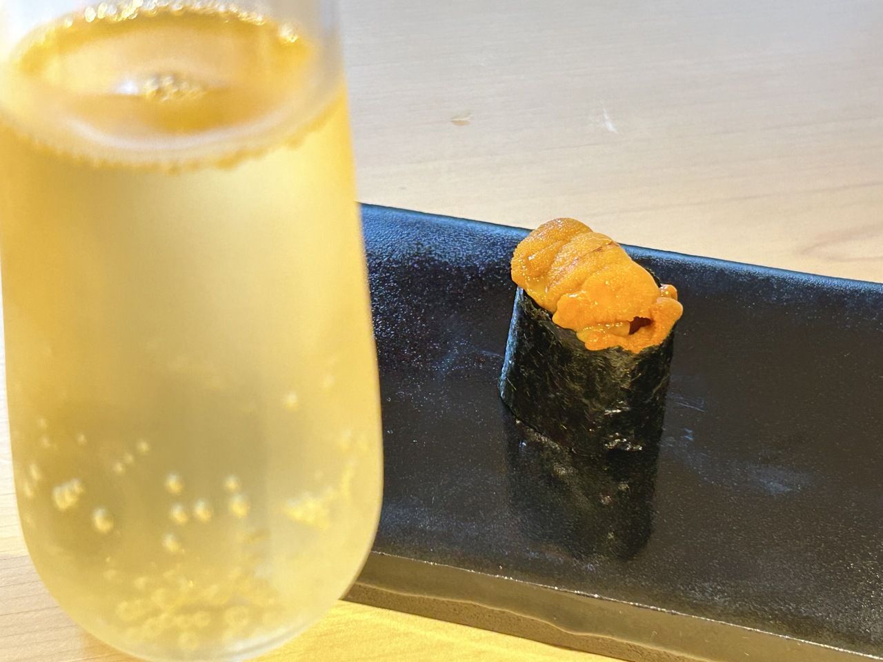 [Special Omakase Course] Enjoy Hokkaido saltwater sea urchin and other carefully selected seasonal ingredients in a total of 20 dishes (12 nigiri sushi, 7 side dishes, soup, and champagne toast included)