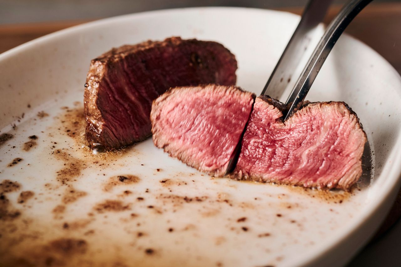 【18:00までに来店＋2名様、平日限定のお得なプラン】特選牛フィレコース★ボトルスパークリングワイン１本プレゼント！！